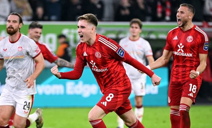 Soccer, 2 Bundesliga, Germany, Men, Season 2024 2025, Matchday 10, Merkur Spiel Arena Düsseldorf, Fortuna Düsseldorf FC Kaiserslautern Cheers Isak Bergmann Johannesson F95 after his goal to 1 1 by penalty kick Cheers, joy, action