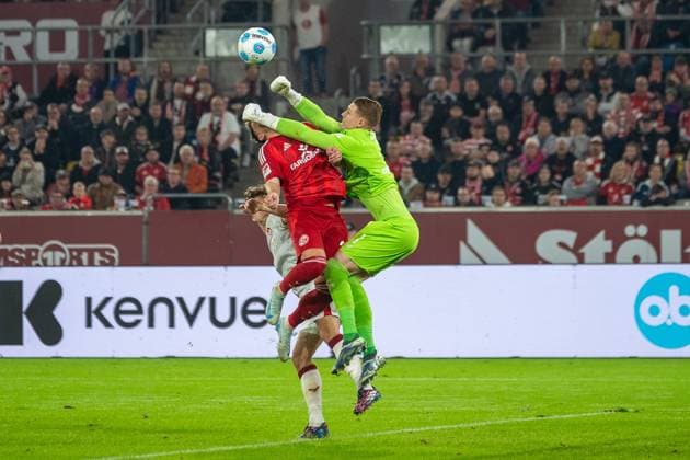 26 10 2024, Soccer 2 Bundesliga, Season 2024 2025, Matchday 10, Fortuna Düsseldorf vs 1 FC Kaiserslautern in the Merkur Spiel Arena in Düsseldorf Julian Krahl 1 FC Kaiserslautern, 01 fists David Kownacki Fortuna Düsseldorf, 24 um Important note In accordance with the regulations of the DFL German Football League and the DFB German Football Association, it is prohibited to utilize or have utilized photographs taken in the stadium and or of the match in the form of sequential images and or video-like photo series Foto Kirchner Media TH Copyright: xKirchner-Media THx