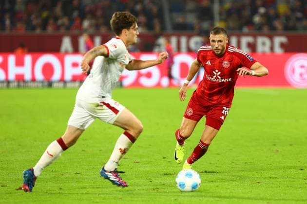 Boris Tomiak 2 1 FC Kaiserslautern in duel, action, with Jona Niemiec 18 Fortuna Duesseldorf Fortuna Duesseldorf vs 1 FC Kaiserslautern, Football, 2 Bundesliga, Matchday 10, Season 2024 2025, 26 10 2024 DFL REGULATIONS PROHIBIT ANY USE OF PHOTOGRAPHS AS IMAGE SEQUENCES AND OR QUASI VIDEO Foto kolbert press Ant Palmer Merkur Spiel Arena NRW Germany Copyright: xkolbert-press AntxPalmerx
