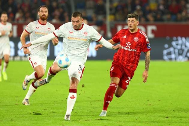 Luca Sirch 31 1 FC Kaiserslautern in duel, action, with Dawid Kownacki 24 Fortuna Duesseldorf Fortuna Duesseldorf vs 1 FC Kaiserslautern, Football, 2 Bundesliga, Matchday 10, Season 2024 2025, 26 10 2024 DFL REGULATIONS PROHIBIT ANY USE OF PHOTOGRAPHS AS IMAGE SEQUENCES AND OR QUASI VIDEO Foto kolbert press Ant Palmer Merkur Spiel Arena NRW Germany Copyright: xkolbert-press AntxPalmerx
