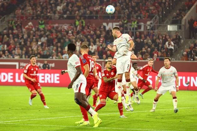 Ecke Duesseldorf, defended by Boris Tomiak 2 1 FC Kaiserslautern Fortuna Duesseldorf vs 1 FC Kaiserslautern, Football, 2 Bundesliga, 10 Matchday, Season 2024 2025, 26 10 2024 DFL REGULATIONS PROHIBIT ANY USE OF PHOTOGRAPHS AS IMAGE SEQUENCES AND OR QUASI VIDEO Photo kolbert press Ant Palmer Merkur Spiel Arena NRW Germany Copyright: xkolbert-press AntxPalmerx
