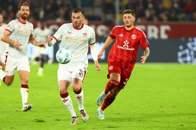 Luca Sirch 31 1 FC Kaiserslautern in duel, action, with Dawid Kownacki 24 Fortuna Duesseldorf Fortuna Duesseldorf vs 1 FC Kaiserslautern, Football, 2 Bundesliga, Matchday 10, Season 2024 2025, 26 10 2024 DFL REGULATIONS PROHIBIT ANY USE OF PHOTOGRAPHS AS IMAGE SEQUENCES AND OR QUASI VIDEO Foto kolbert press Ant Palmer Merkur Spiel Arena NRW Germany Copyright: xkolbert-press AntxPalmerx