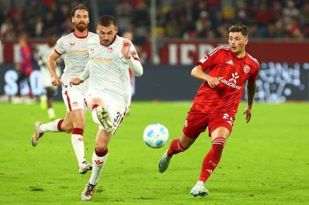 Luca Sirch 31 1 FC Kaiserslautern in duel, action, with Dawid Kownacki 24 Fortuna Duesseldorf Fortuna Duesseldorf vs 1 FC Kaiserslautern, Football, 2 Bundesliga, Matchday 10, Season 2024 2025, 26 10 2024 DFL REGULATIONS PROHIBIT ANY USE OF PHOTOGRAPHS AS IMAGE SEQUENCES AND OR QUASI VIDEO Foto kolbert press Ant Palmer Merkur Spiel Arena NRW Germany Copyright: xkolbert-press AntxPalmerx