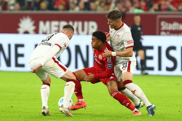Myron van Brederode 10 Fortuna Duesseldorf in duel, action, with Jan Elvedi 33 1 FC Kaiserslautern Fortuna Duesseldorf vs 1 FC Kaiserslautern, Football, 2 Bundesliga, Matchday 10, Season 2024 2025, 26 10 2024 DFL REGULATIONS PROHIBIT ANY USE OF PHOTOGRAPHS AS IMAGE SEQUENCES AND OR QUASI VIDEO Foto kolbert press Ant Palmer Merkur Spiel Arena NRW Germany Copyright: xkolbert-press AntxPalmerx