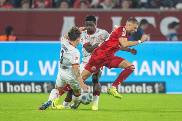 26 10 2024, Soccer 2 Bundesliga, Season 2024 2025, Matchday 10, Fortuna Duesseldorf vs 1 FC Kaiserslautern in the Merkur Spiel Arena in Duesseldorf duel between Florian Kleinhansl 1 FC Kaiserslautern, 03 , Jona Niemiec Fortuna Duesseldorf, 18 and Afeez Aremu 1 FC Kaiserslautern, 23 Important note In accordance with the regulations of the DFL German Football League and the DFB German Football Association, it is prohibited to utilize or have utilized photographs taken in the stadium and or of the match in the form of sequential images and or video-like photo series Foto Kirchner Media TH Copyright: xKirchner-Media THx