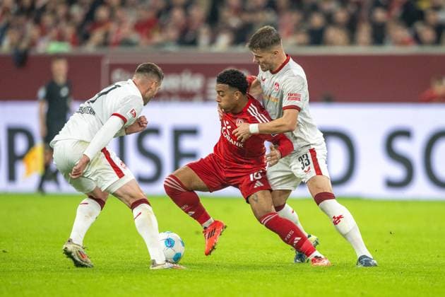 26 10 2024, Soccer 2 Bundesliga, Season 2024 2025, Matchday 10, Fortuna Duesseldorf vs 1 FC Kaiserslautern in the Merkur Spiel Arena in Duesseldorf duel between Luca Sirch 1 FC Kaiserslautern, 31 , Myron van Brederode Fortuna Duesseldorf, 10 and Jan Elvedi 1 FC Kaiserslautern, 33 Important note In accordance with the regulations of the DFL German Football League and the DFB German Football Association, it is prohibited to utilize or have utilized photographs taken in the stadium and or of the match in the form of sequential images and or video-like photo series Foto Kirchner Media TH Copyright: xKirchner-Media THx