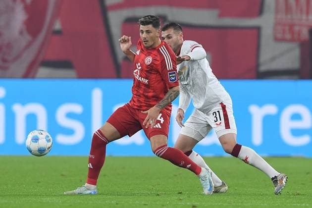 Soccer 2 Bundesliga 10 Matchday Fortuna Düsseldorf 1 FC Kaiserslautern on 26 10 2024 at Merkur Spiel Arena in Düsseldorf Dawid Kownacki Düsseldorf , front Luca Sirch Kaiserslautern , back DFL regulations prohibit any use of photographs as image sequences and or quasi video xRx