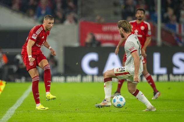 26 10 2024, Soccer 2 Bundesliga, Season 2024 2025, Matchday 10, Fortuna Düsseldorf vs 1 FC Kaiserslautern at Merkur Spiel Arena in Düsseldorf Jannis Heuer 1 FC Kaiserslautern, 24 blocks the pass attempt of Jona Niemiec Fortuna Duesseldorf, 18 Important note According to the regulations of the DFL German Football League and the DFB German Football Association, it is prohibited to utilize or have utilized photographs taken in the stadium and or of the match in the form of sequential images and or video-like photo series Foto Kirchner Media TH Copyright: xKirchner-Media THx