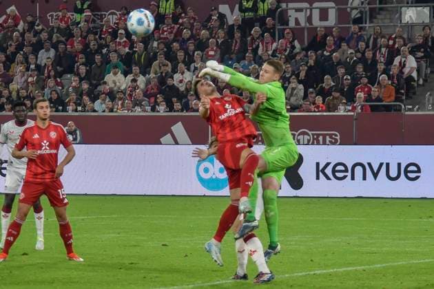 Julian Krahl Kaiserslautern 1 injured Dawid Kownacki Duesseldorf 24 26 10 2024 Soccer Fortuna Duesseldorf vs 1 FC Kaiserslautern , Merkur Spiel Arena, Duesseldorf, DFB DFL REGULATIONS PROHIBIT ANY USE OF PHOTOGRAPHS AS IMAGE SEQUENCES AND OR QUASI VIDEO NRW Germany Copyright: xpepphotox xHorstxMauelshagenx pep00321, pep_20241026_hm_3372