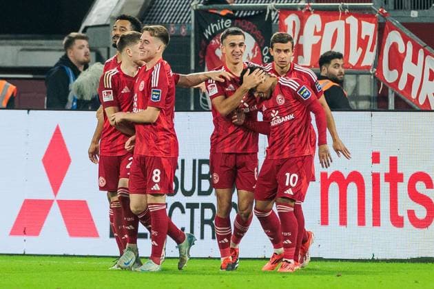 2 Soccer Bundesliga Fortuna Düsseldorf 1895 1 FC Kaiserslautern 26 10 2024 Cheers for 2 1 by Myron van Brederode Fortuna Düsseldorf, 10 2 Soccer Bundesliga, Fortuna Düsseldorf 1895 1 FC Kaiserslautern, Düsseldorf, Merkur Spiel Arena on 26 10 2024 DFL REGULATIONS PROHIBIT ANY USE OF PHOTOGRAPHS AS IMAGE SEQUENCES AND OR QUASI VIDEO Copyright: xBEAUTIFULxSPORTS Wunderlx