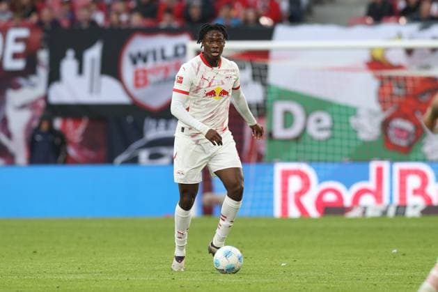 26 10 2024, xtgx, Fußball 1 Bundesliga, RB Leipzig SC Freiburg emspor, v l El Chadaille Bitshiabu Leipzig, 5 Freisteller, Einzelbild, Ganzkoerper, single frame DFL DFB REGULATIONS PROHIBIT ANY USE OF PHOTOGRAPHS as IMAGE SEQUENCES and or QUASI VIDEO Leipzig