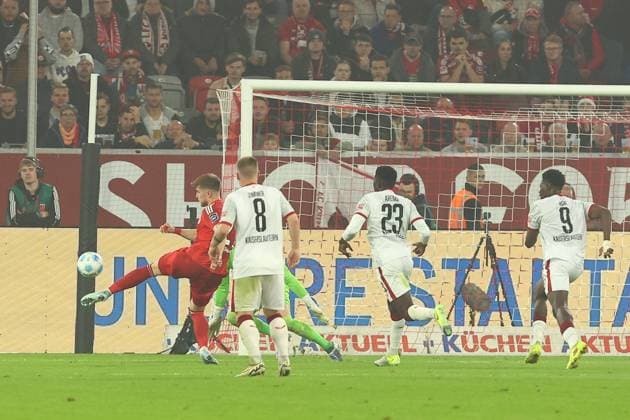 Goal chance for Dawid Kownacki 24 Fortuna Duesseldorf Fortuna Duesseldorf vs 1 FC Kaiserslautern, Soccer, 2 Bundesliga, 10 Matchday, Season 2024 2025, 26 10 2024 DFL REGULATIONS PROHIBIT ANY USE OF PHOTOGRAPHS AS IMAGE SEQUENCES AND OR QUASI VIDEO Photo kolbert press Ant Palmer Merkur Spiel Arena NRW Germany Copyright: xkolbert-press AntxPalmerx