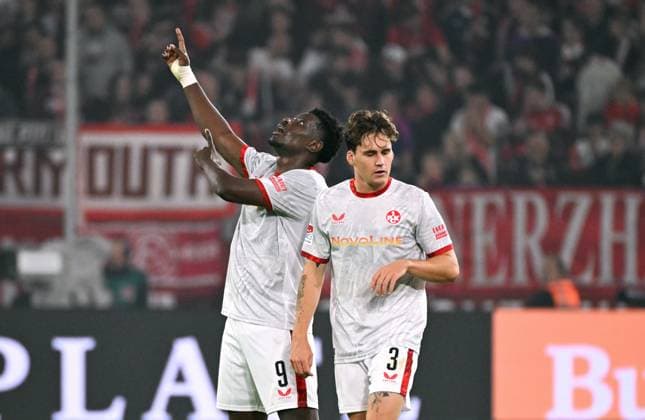 Soccer, 2 Bundesliga, Germany, Men, Season 2024 2025, Matchday 10, Merkur Spiel Arena Düsseldorf, Fortuna Düsseldorf FC Kaiserslautern cheers Ragnar Ache FCK after his goal for 2 3 cheers, joy, action