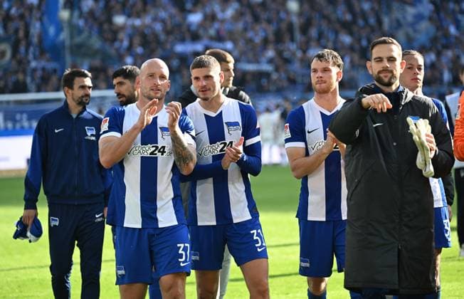 26 10 2024, xjhx, Soccer 2 Bundesliga, Karlsruher SC Hertha BSC Berlin emspor, v l Florian Niederlechner Hertha BSC Berlin and team thanks the fans DFL DFB REGULATIONS PROHIBIT ANY USE OF PHOTOGRAPHS as IMAGE SEQUENCES and or QUASI VIDEO Karlsruhe