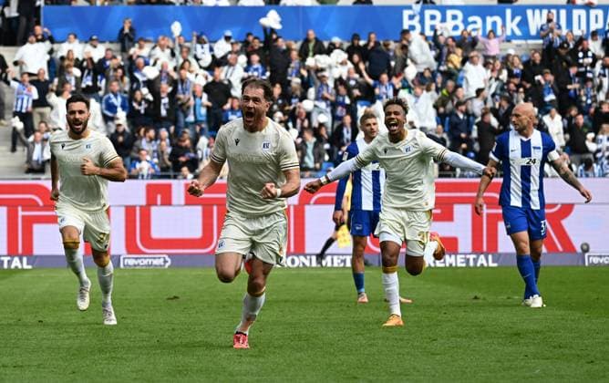 26 10 2024, xjhx, Fussball 2 Bundesliga, Karlsruher SC Hertha BSC Berlin emspor, v l Budu Zivivadze Karlsruher SC KSC celebrate the goal, Der Torjubel zum 1 1 DFL DFB REGULATIONS PROHIBIT ANY USE OF PHOTOGRAPHS as IMAGE SEQUENCES and or QUASI VIDEO Karlsruhe