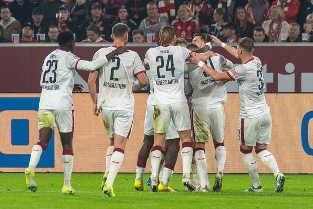 26 10 2024, Football 2 Bundesliga, Season 2024 2025, Matchday 10, Fortuna Düsseldorf vs 1 FC Kaiserslautern in the Merkur Spiel Arena in Düsseldorf The Kaiserslautern players cheer the goal to 2 4 Important note According to the regulations of the DFL German Football League or the DFB German Football Association, it is prohibited to use or have used photographs taken in the stadium and or of the match in the form of sequential images and or video-like photo series Foto Kirchner Media TH Copyright: xKirchner-Media THx