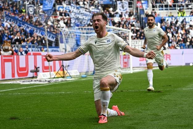 26 10 2024, xjhx, Fussball 2 Bundesliga, Karlsruher SC Hertha BSC Berlin emspor, v l Budu Zivivadze Karlsruher SC KSC celebrate the goal, Der Torjubel zum 1 1 DFL DFB REGULATIONS PROHIBIT ANY USE OF PHOTOGRAPHS as IMAGE SEQUENCES and or QUASI VIDEO Karlsruhe