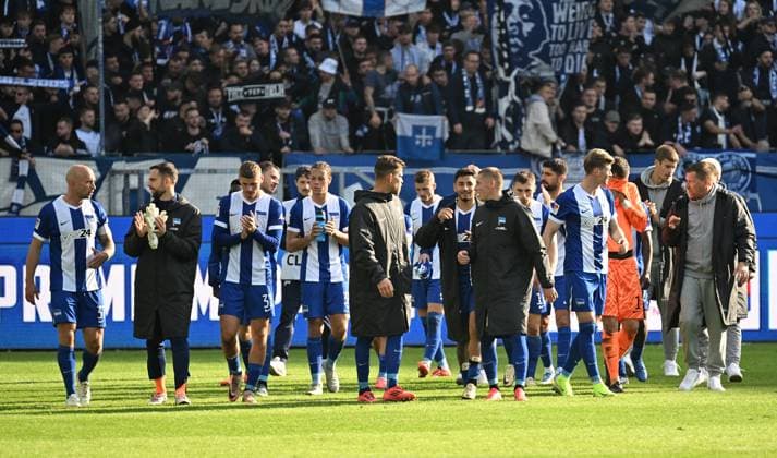 26 10 2024, xjhx, Soccer 2 Bundesliga, Karlsruher SC Hertha BSC Berlin emspor, v l Florian Niederlechner Hertha BSC Berlin and team thanks the fans DFL DFB REGULATIONS PROHIBIT ANY USE OF PHOTOGRAPHS as IMAGE SEQUENCES and or QUASI VIDEO Karlsruhe