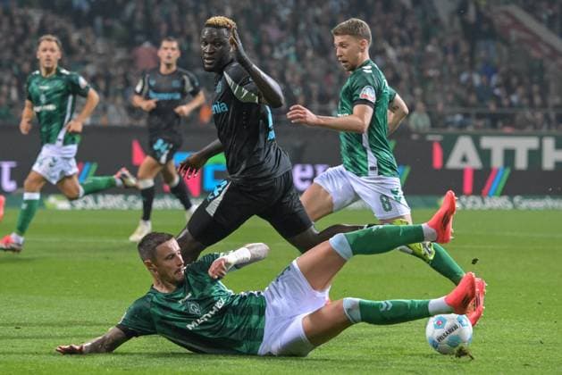 Marco Friedl SV Werder Bremen 32 brakes Victor Boniface Bayer 04 Leverkusen 22 ,SV Werder Bremen Bayer 04 Leverkusen, Football, Bundesliga, DFL, 26 10 2024 DFB regulations prohibit any use of photographs as image sequences and or quasi video Bremen Bremen Germany Copyright: xkolbert-press BurghardxSchreyerx