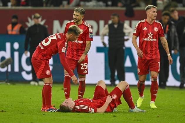 The players of Duesseldorf unhappy disappointed dejected frustrated, after the match 26 10 2024 Soccer Fortuna Duesseldorf vs 1 FC Kaiserslautern , Merkur Spiel Arena, Duesseldorf, DFB DFL REGULATIONS PROHIBIT ANY USE OF PHOTOGRAPHS AS IMAGE SEQUENCES AND OR QUASI VIDEO NRW Germany Copyright: xpepphotox xHorstxMauelshagenx pep00321, pep_20241026_hm_4062
