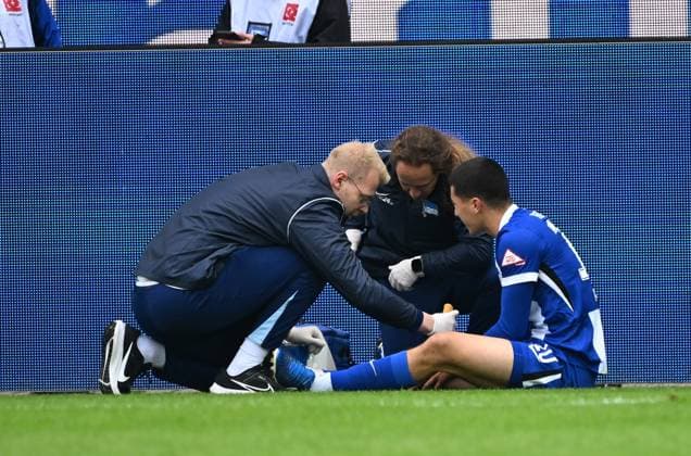 26 10 2024, xjhx, Football 2 Bundesliga, Karlsruher SC Hertha BSC Berlin emspor, v l Ibrahim Maza Hertha BSC Berlin injured, injury, DFL DFB REGULATIONS PROHIBIT ANY USE OF PHOTOGRAPHS as IMAGE SEQUENCES and or QUASI VIDEO Karlsruhe