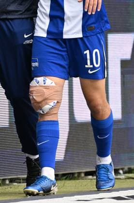 26 10 2024, xjhx, Football 2 Bundesliga, Karlsruher SC Hertha BSC Berlin emspor, v l Ibrahim Maza Hertha BSC Berlin injured, injury, DFL DFB REGULATIONS PROHIBIT ANY USE OF PHOTOGRAPHS as IMAGE SEQUENCES and or QUASI VIDEO Karlsruhe