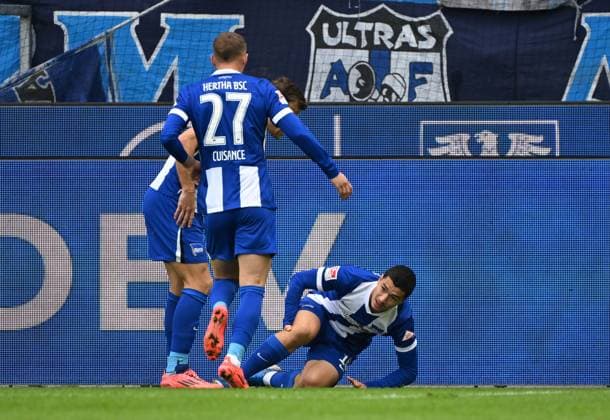 26 10 2024, xjhx, Fussball 2 Bundesliga, Karlsruher SC Hertha BSC Berlin emspor, v l Florian Niederlechner Hertha BSC Berlin , Ibrahim Maza Hertha BSC Berlin celebrate the goal, Der Torjubel zum 0 1 DFL DFB REGULATIONS PROHIBIT ANY USE OF PHOTOGRAPHS as IMAGE SEQUENCES and or QUASI VIDEO Karlsruhe