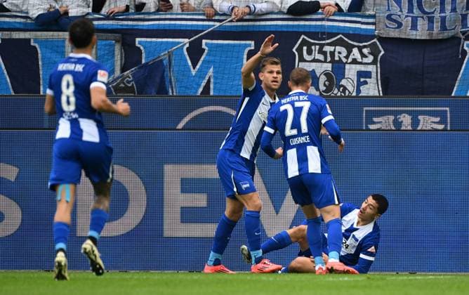 26 10 2024, xjhx, Fussball 2 Bundesliga, Karlsruher SC Hertha BSC Berlin emspor, v l Florian Niederlechner Hertha BSC Berlin , Ibrahim Maza Hertha BSC Berlin celebrate the goal, Der Torjubel zum 0 1 DFL DFB REGULATIONS PROHIBIT ANY USE OF PHOTOGRAPHS as IMAGE SEQUENCES and or QUASI VIDEO Karlsruhe