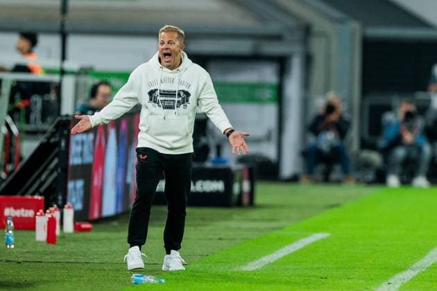 2 Soccer Bundesliga Fortuna Düsseldorf 1895 1 FC Kaiserslautern 26 10 2024 Markus Anfang Coach 1 FC Kaiserslautern roars and gesticulates 2 Soccer Bundesliga, Fortuna Düsseldorf 1895 1 FC Kaiserslautern, Düsseldorf, Merkur Spiel Arena on 26 10 2024 DFL REGULATIONS PROHIBIT ANY USE OF PHOTOGRAPHS AS IMAGE SEQUENCES AND OR QUASI VIDEO Copyright: xBEAUTIFULxSPORTS Wunderlx