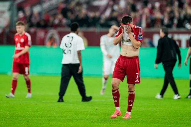 2 Soccer Bundesliga Fortuna Düsseldorf 1895 1 FC Kaiserslautern 26 10 2024 Dzenan Pejcinovic Fortuna Düsseldorf, 7 wipes his face in frustration 2 Soccer Bundesliga, Fortuna Düsseldorf 1895 1 FC Kaiserslautern, Düsseldorf, Merkur Spiel Arena on 26 10 2024 DFL REGULATIONS PROHIBIT ANY USE OF PHOTOGRAPHS AS IMAGE SEQUENCES AND OR QUASI VIDEO Copyright: xBEAUTIFULxSPORTS Wunderlx