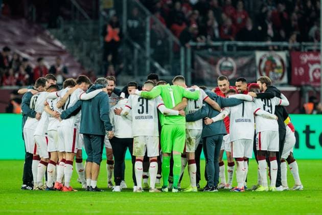 2 Soccer Bundesliga Fortuna Düsseldorf 1895 1 FC Kaiserslautern 26 10 2024 Team circle of 1 FC Kaiserslautern after the victory 2 Soccer Bundesliga, Fortuna Düsseldorf 1895 1 FC Kaiserslautern, Düsseldorf, Merkur Spiel Arena on 26 10 2024 DFL REGULATIONS PROHIBIT ANY USE OF PHOTOGRAPHS AS IMAGE SEQUENCES AND OR QUASI VIDEO Copyright: xBEAUTIFULxSPORTS Wunderlx