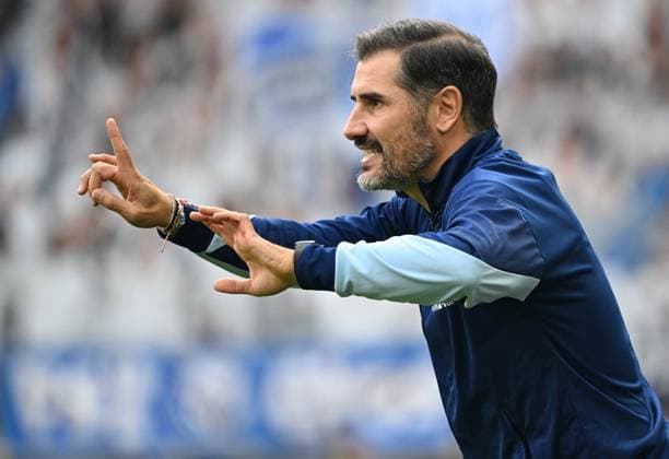 26 10 2024, xjhx, Fussball 2 Bundesliga, Karlsruher SC Hertha BSC Berlin emspor, v l coach Christian Fiel Hertha BSC Berlin gives instructions, gesticulates, gesticulate with arms gives instructions, gesticulate DFL DFB REGULATIONS PROHIBIT ANY USE OF PHOTOGRAPHS as IMAGE SEQUENCES and or QUASI VIDEO Karlsruhe