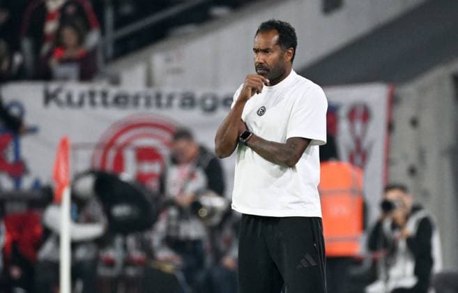 Football, 2 Bundesliga, Germany, Men, Season 2024 2025, Matchday 10, Merkur Spiel Arena Düsseldorf, Fortuna Düsseldorf FC Kaiserslautern 3 4 Head coach Daniel Thioune F95 thoughtful disappointment, frustration, action