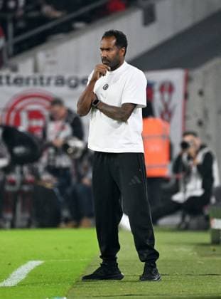 Football, 2 Bundesliga, Germany, Men, Season 2024 2025, Matchday 10, Merkur Spiel Arena Düsseldorf, Fortuna Düsseldorf FC Kaiserslautern 3 4 Head coach Daniel Thioune F95 thoughtful disappointment, frustration, action