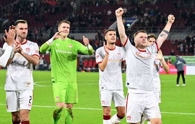 Football, 2 Bundesliga, Germany, Men, Season 2024 2025, Matchday 10, Merkur Spiel Arena Düsseldorf, Fortuna Düsseldorf FC Kaiserslautern 3 4 Final cheer Jean Zimmer FCK , Julian Krahl FCK cheers, joy, action