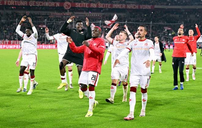 Football, 2 Bundesliga, Germany, Men, Season 2024 2025, 10 Matchday, Merkur Spiel Arena Düsseldorf, Fortuna Düsseldorf FC Kaiserslautern 3 4 Final cheer FCK, Richmond Tachie FCK , Kenny Prince Redondo FCK , Jean Zimmer FCK cheers, joy, action