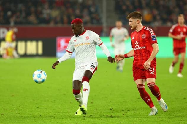 Richmond Tachie 29 1 FC Kaiserslautern in duel, action, with Tim Rossmann 21 Fortuna Duesseldorf Fortuna Duesseldorf vs 1 FC Kaiserslautern, Football, 2 Bundesliga, 10 Matchday, Season 2024 2025, 26 10 2024 DFL REGULATIONS PROHIBIT ANY USE OF PHOTOGRAPHS AS IMAGE SEQUENCES AND OR QUASI VIDEO Foto kolbert press Ant Palmer Merkur Spiel Arena NRW Germany Copyright: xkolbert-press AntxPalmerx