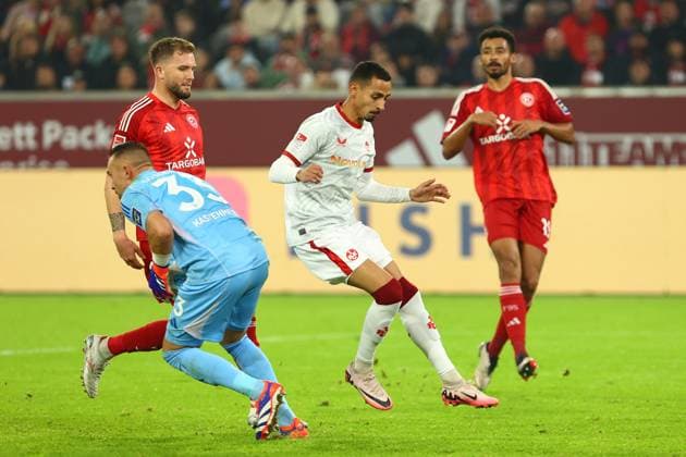 Florian Kastenmeier 33 Fortuna Duesseldorf Fortuna Duesseldorf vs 1 FC Kaiserslautern, Soccer, 2 Bundesliga, 10 Matchday, Season 2024 2025, 26 10 2024 DFL REGULATIONS PROHIBIT ANY USE OF PHOTOGRAPHS AS IMAGE SEQUENCES AND OR QUASI VIDEO Foto kolbert press Ant Palmer Merkur Spiel Arena NRW Germany Copyright: xkolbert-press AntxPalmerx