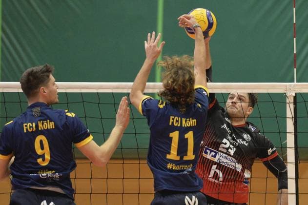 3 Volleyball Liga Moerser SC FCJ Köln FOR EDITORIAL PURPOSES ONLY p Luca Wagner, right, in action against Andreas Tins, left, and Till Jonas Korreck, center, on Saturday, 26 10 2024, in the match Moerser SC against FCJ Köln at the Enni Sportzentrum in Moers Moerser SC, red black jerseys, plays against FCJ Köln, blue jerseys, in the 3 Volleyball League, season 2024 2025 Germany NRW Moers Copyright OleksandrxVoskresenskyi Copyright: OleksandrxVoskresenskyi doc7xs71ypdapsc3gva9sg ,EDITORIAL USE ONLY Copyright: OleksandrxVoskresenskyi