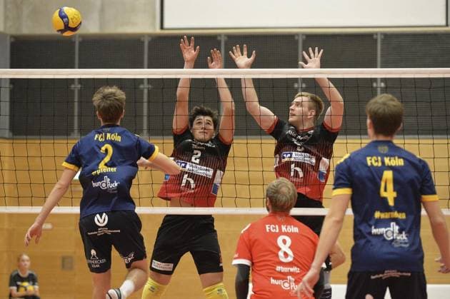 3 Volleyball Liga Moerser SC FCJ Köln FOR EDITORIAL PURPOSES ONLY p Fabio Bertea and Tim Ihde, back from left, in action against Julius Pfeiffer, Tim Burwitz and Aaron Warneken, front from left, on Saturday, 26 10 2024, in the match Moerser SC against FCJ Köln at the Enni Sportzentrum in Moers Moerser SC, red black jerseys, plays against FCJ Köln, blue jerseys, in the 3 Volleyball League, season 2024 2025 Germany NRW Moers Copyright OleksandrxVoskresenskyi Copyright: OleksandrxVoskresenskyi doc7xs71yu17wgocu523xf ,EDITORIAL USE ONLY Copyright: OleksandrxVoskresenskyi