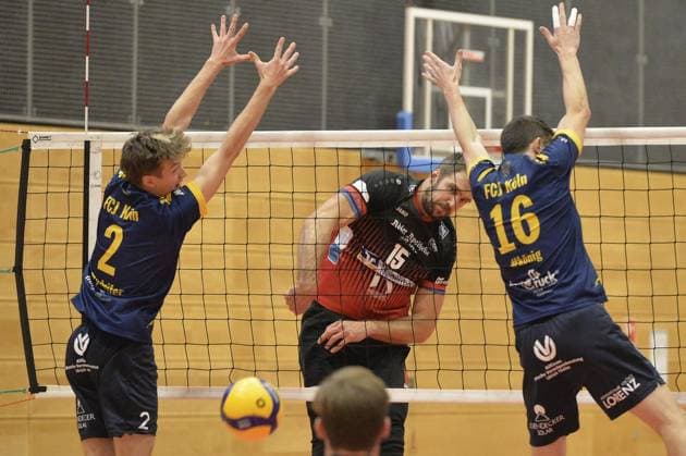 3 Volleyball Liga Moerser SC FCJ Köln FOR EDITORIAL PURPOSES ONLY p Tim Broshog, center, battling Julius Pfeiffer, left, and Lasse König, right, on Saturday, 26 10 2024, in the match Moerser SC against FCJ Köln at the Enni Sportzentrum in Moers Moerser SC, red black jerseys, plays against FCJ Köln, blue jerseys, in the 3 Volleyball League, season 2024 2025 Germany NRW Moers Copyright OleksandrxVoskresenskyi Copyright: OleksandrxVoskresenskyi doc7xs720gfnath0mmmn7s ,EDITORIAL USE ONLY Copyright: OleksandrxVoskresenskyi