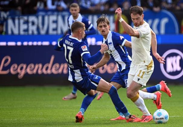 26 10 2024, xjhx, Soccer 2 Bundesliga, Karlsruher SC Hertha BSC Berlin emspor, v l Michael Cuisance Hertha BSC Berlin , Michal Karbownik Hertha BSC Berlin , Budu Zivivadze Karlsruher SC KSC DFL DFB REGULATIONS PROHIBIT ANY USE OF PHOTOGRAPHS as IMAGE SEQUENCES and or QUASI VIDEO Karlsruhe