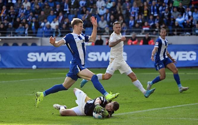 26 10 2024, xjhx, Soccer 2 Bundesliga, Karlsruher SC Hertha BSC Berlin emspor, v l Luca Schuler Hertha BSC Berlin , Max Weiß Weiss Karlsruher SC KSC DFL DFB REGULATIONS PROHIBIT ANY USE OF PHOTOGRAPHS as IMAGE SEQUENCES and or QUASI VIDEO Karlsruhe