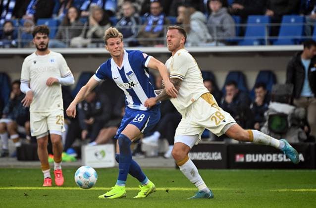 26 10 2024, xjhx, Soccer 2 Bundesliga, Karlsruher SC Hertha BSC Berlin emspor, v l Luca Schuler Hertha BSC Berlin , Marcel Franke Karlsruher SC KSC DFL DFB REGULATIONS PROHIBIT ANY USE OF PHOTOGRAPHS as IMAGE SEQUENCES and or QUASI VIDEO Karlsruhe