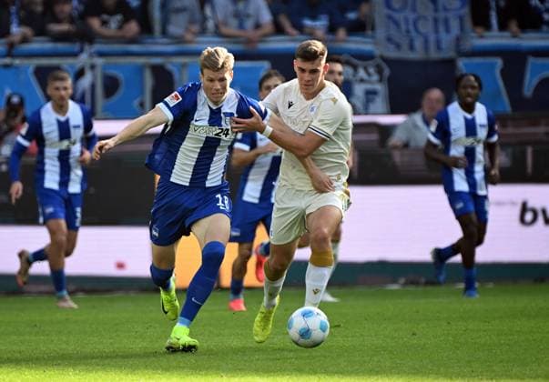 26 10 2024, xjhx, Soccer 2 Bundesliga, Karlsruher SC Hertha BSC Berlin emspor, v l Luca Schuler Hertha BSC Berlin , Marcel Beifus Karlsruher SC KSC DFL DFB REGULATIONS PROHIBIT ANY USE OF PHOTOGRAPHS as IMAGE SEQUENCES and or QUASI VIDEO Karlsruhe