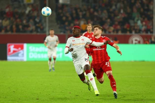 Richmond Tachie 29 1 FC Kaiserslautern in duel, action, with Tim Rossmann 21 Fortuna Duesseldorf Fortuna Duesseldorf vs 1 FC Kaiserslautern, Football, 2 Bundesliga, 10 Matchday, Season 2024 2025, 26 10 2024 DFL REGULATIONS PROHIBIT ANY USE OF PHOTOGRAPHS AS IMAGE SEQUENCES AND OR QUASI VIDEO Foto kolbert press Ant Palmer Merkur Spiel Arena NRW Germany Copyright: xkolbert-press AntxPalmerx