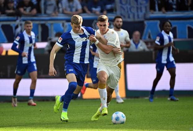 26 10 2024, xjhx, Soccer 2 Bundesliga, Karlsruher SC Hertha BSC Berlin emspor, v l Luca Schuler Hertha BSC Berlin , Marcel Beifus Karlsruher SC KSC DFL DFB REGULATIONS PROHIBIT ANY USE OF PHOTOGRAPHS as IMAGE SEQUENCES and or QUASI VIDEO Karlsruhe