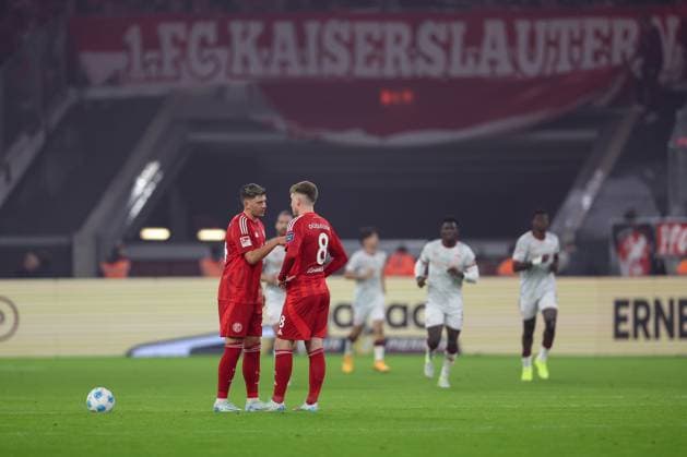26 10 2024, Football, Fortuna Düsseldorf 1 FC Kaiserslautern, 2 Bundesliga, Merkur Spiel Arena, Saison 2024 2025 Dawid Kownacki Fortuna Düsseldorf 24 and Isak Johannesson Fortuna Düsseldorf 8 stand disappointed after the 0 1 on the pitch DFB regulations prohibit any use of photographs as image sequences and or quasi video Nordrhein Westfalen Germany