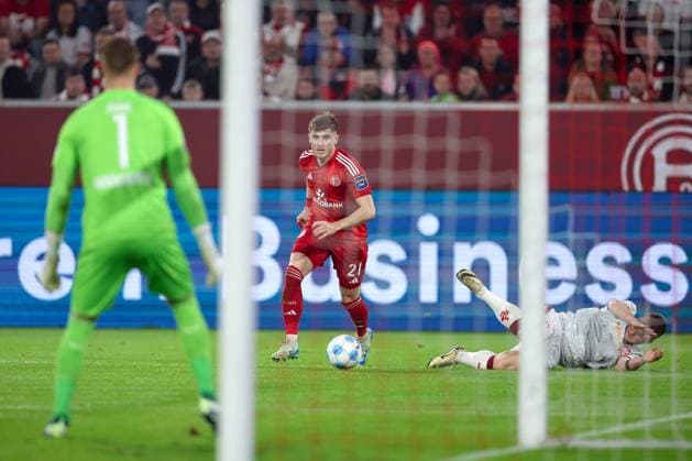 26 10 2024, Football, Fortuna Düsseldorf 1 FC Kaiserslautern, 2 Bundesliga, Merkur Spiel Arena, Season 2024 2025 Tim Rossmann Fortuna Düsseldorf 21 vs Jean Zimmer FCK 8 DFB regulations prohibit any use of photographs as image sequences and or quasi video Nordrhein Westfalen Germany