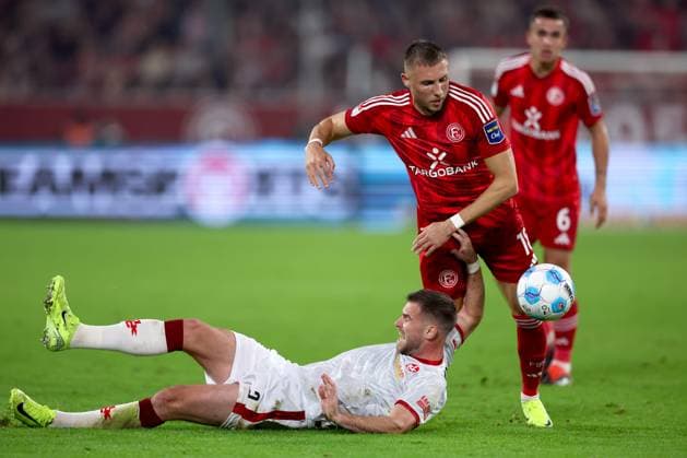 26 10 2024, Football, Fortuna Düsseldorf 1 FC Kaiserslautern, 2 Bundesliga, Merkur Spiel Arena, Season 2024 2025 Boris Tomiak FCK 2 vs Jona Niemiec Fortuna Düsseldorf 18 DFB regulations prohibit any use of photographs as image sequences and or quasi video Nordrhein Westfalen Germany
